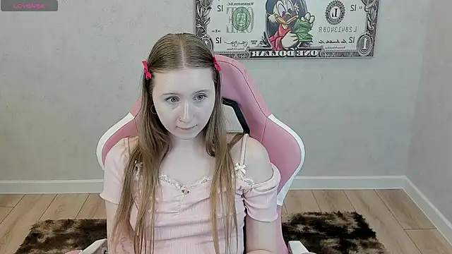 Snapshot of LiliTiny chatting on June 24, 2:21 am LiliTiny online show from June 24, 2:21 am
