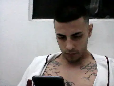 Snapshot of Aronfox23 chatting on August 1, 5:50 am Aronfox23 online show from August 1, 5:50 am