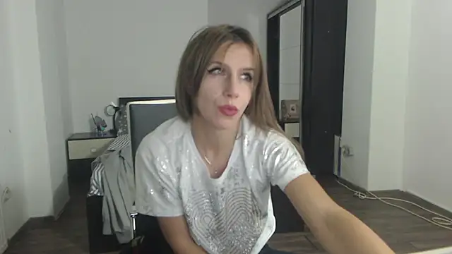 Snapshot of DedeSibel chatting on January 5, 6:45 pm DedeSibel online show from January 5, 6:45 pm