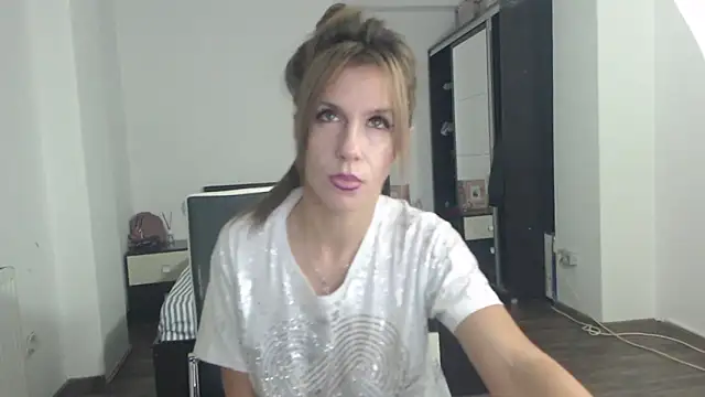 Snapshot of DedeSibel chatting on January 6, 10:13 am DedeSibel online show from January 6, 10:13 am