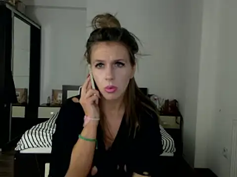 Snapshot of DedeSibel chatting on January 28, 1:59 pm DedeSibel online show from January 28, 1:59 pm