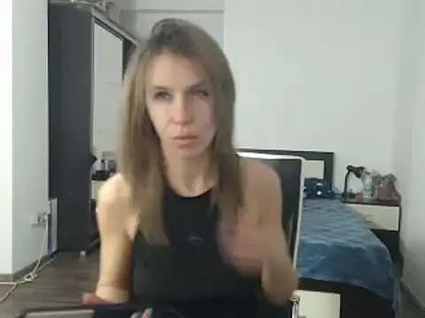 Snapshot of DedeSibel chatting on February 13, 10:23 am DedeSibel online show from February 13, 10:23 am