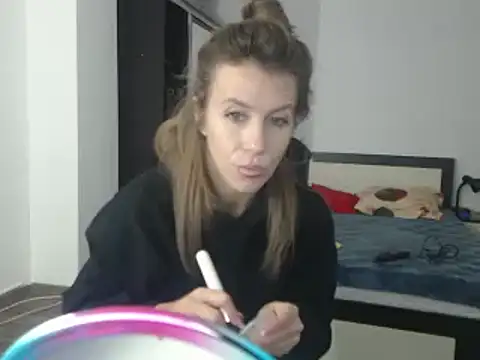 Snapshot of DedeSibel chatting on February 24, 8:49 am DedeSibel online show from February 24, 8:49 am