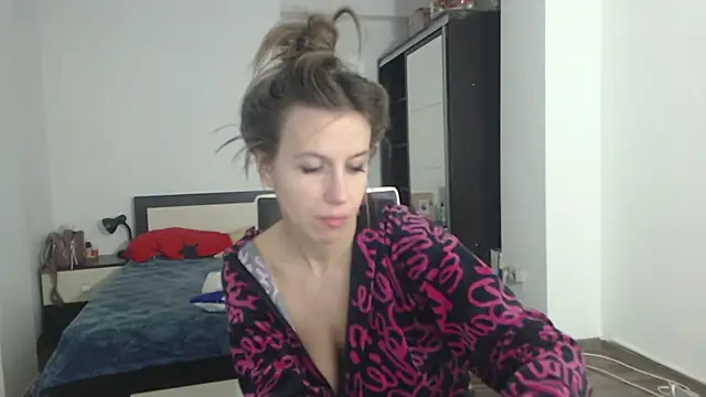 Snapshot of DedeSibel chatting on February 25, 2:33 pm DedeSibel online show from February 25, 2:33 pm