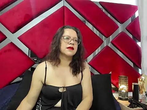 Snapshot of ELLE_HADID chatting on July 2, 12:00 pm ELLE HADID online show from July 2, 12:00 pm