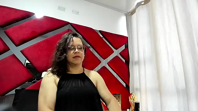Snapshot of ELLE_HADID chatting on July 8, 11:48 am ELLE HADID online show from July 8, 11:48 am