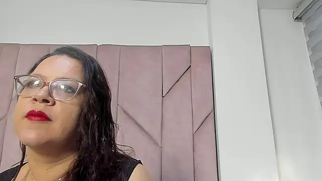 Snapshot of ELLE_HADID chatting on July 25, 12:14 pm ELLE HADID online show from July 25, 12:14 pm
