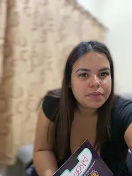 Snapshot of AliceStarshine chatting on February 16, 11:37 pm AliceStarshine online show from February 16, 11:37 pm