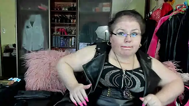 Snapshot of KaryQueen chatting on February 13, 4:11 am KaryQueen online show from February 13, 4:11 am