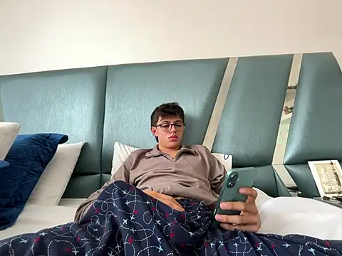 ItsJuanLuxxOficial online show from July 17, 5:40 pm