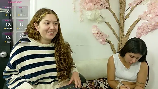 Emilyblosom-y-MiaRose online show from July 14, 5:51 pm