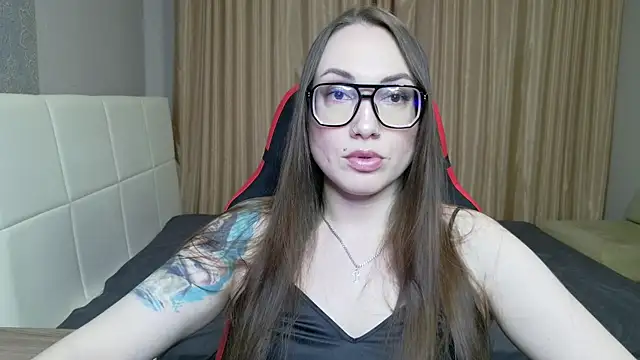 Snapshot of CarolineGlow_ chatting on July 21, 5:15 pm CarolineGlow online show from July 21, 5:15 pm