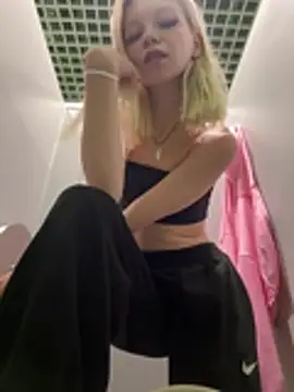 Snapshot of Foxy_Blondie chatting on August 3, 3:38 pm Foxy Blondie online show from August 3, 3:38 pm