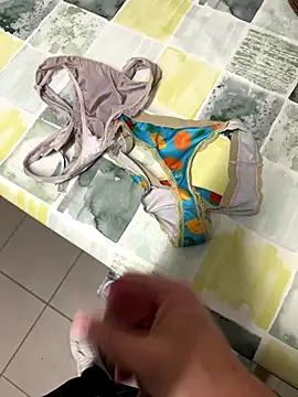 Snapshot of swissboy22 chatting on November 8, 12:00 am swissboy22 online show from November 8, 12:00 am