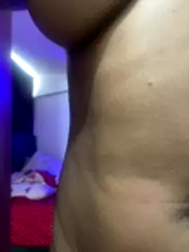 Snapshot of riri_brunnete chatting on October 23, 7:23 pm riri brunnete online show from October 23, 7:23 pm