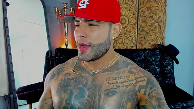 Aaron Vega online show from August 4, 2:04 am