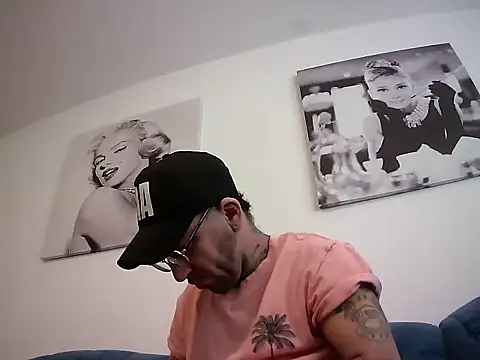 Snapshot of MagicStickBoy chatting on April 10, 10:53 am MagicStickBoy online show from April 10, 10:53 am