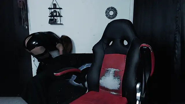 Snapshot of april_simons2 chatting on January 12, 10:34 am april simons2 online show from January 12, 10:34 am