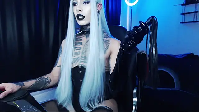 Snapshot of april_simons2 chatting on November 3, 8:10 pm april simons2 online show from November 3, 8:10 pm