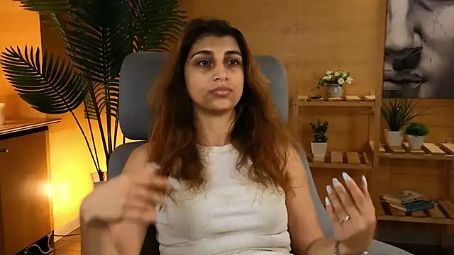 Snapshot of DinahSysak chatting on August 4, 8:06 am DinahSysak online show from August 4, 8:06 am