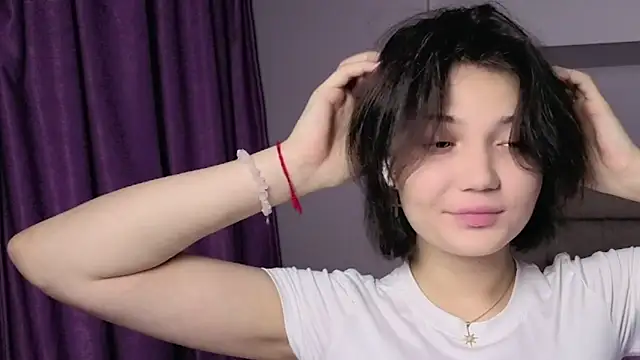 cute  caprice online show from August 3, 5:06 pm