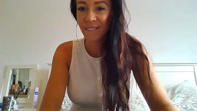 Snapshot of Charming-ScarlettX chatting on August 5, 8:17 am Charming-ScarlettX online show from August 5, 8:17 am