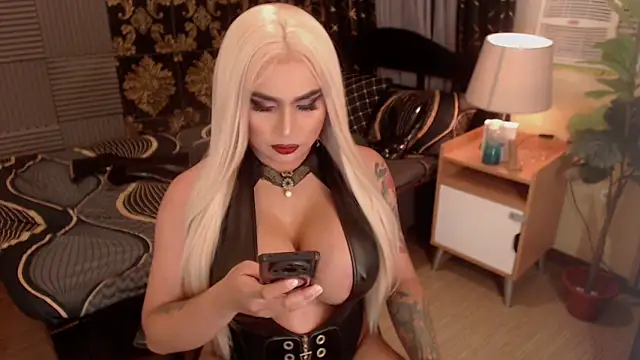 Snapshot of DominatrixMistressSilva chatting on April 26, 7:50 am DominatrixMistressSilva online show from April 26, 7:50 am