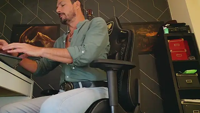 Snapshot of ChrisKox chatting on March 19, 5:08 am ChrisKox online show from March 19, 5:08 am