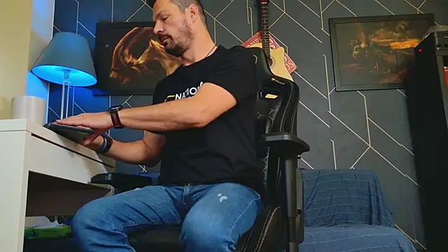 Snapshot of ChrisKox chatting on October 14, 6:25 am ChrisKox online show from October 14, 6:25 am