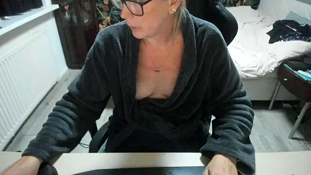 minoesje37 online show from September 22, 7:38 pm