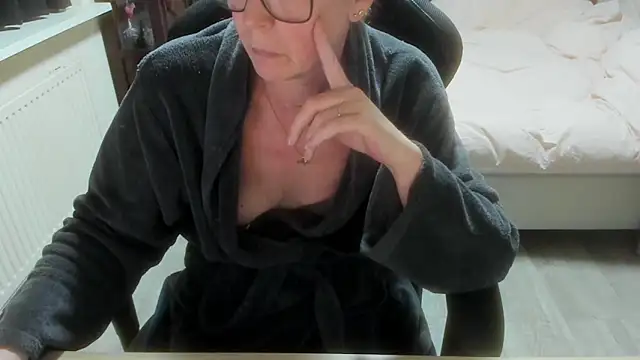 Snapshot of minoesje37 chatting on February 18, 8:38 pm minoesje37 online show from February 18, 8:38 pm