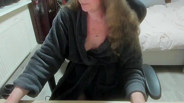 Snapshot of minoesje37 chatting on February 21, 8:32 pm minoesje37 online show from February 21, 8:32 pm