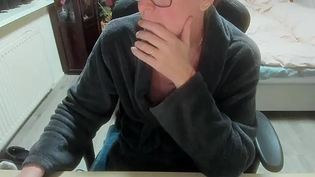 Snapshot of minoesje37 chatting on February 23, 8:28 pm minoesje37 online show from February 23, 8:28 pm