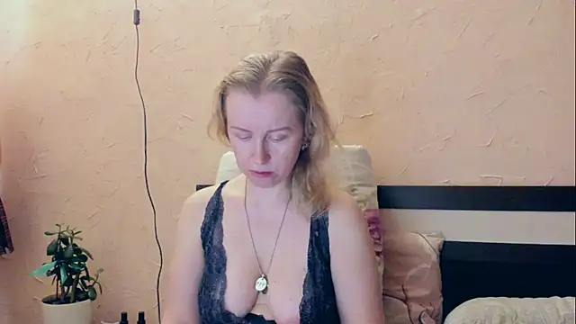 I AM MILF online show from May 15, 7:37 am