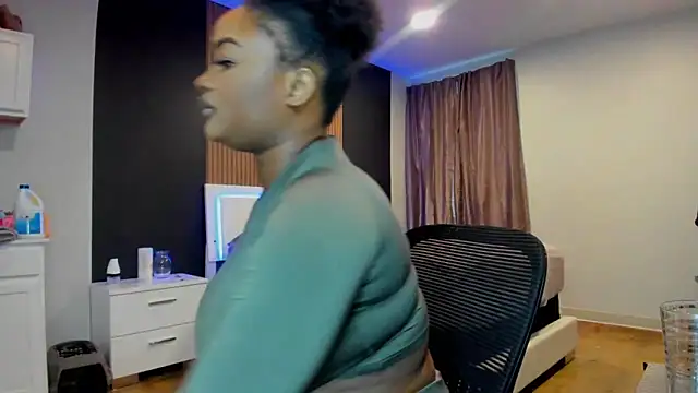 Snapshot of aluranova chatting on February 11, 4:13 pm aluranova online show from February 11, 4:13 pm