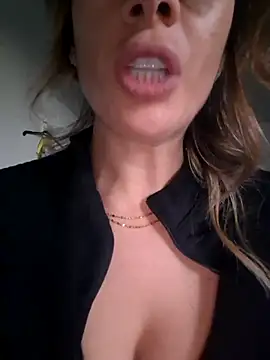 Snapshot of fammefatale1987 chatting on November 28, 3:36 pm fammefatale1987 online show from November 28, 3:36 pm