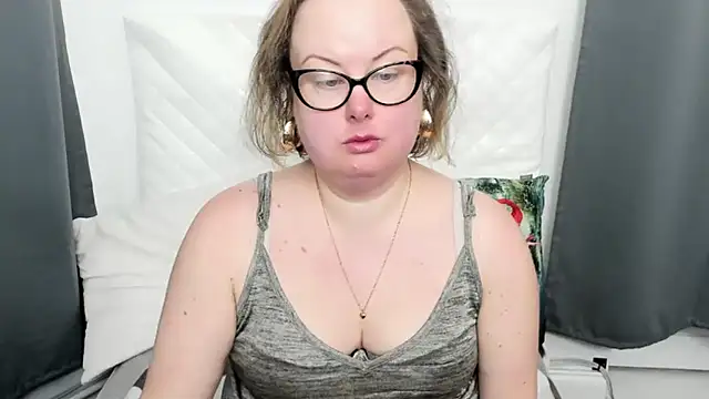 Snapshot of dirtyBonnie chatting on March 4, 5:35 am dirtyBonnie online show from March 4, 5:35 am