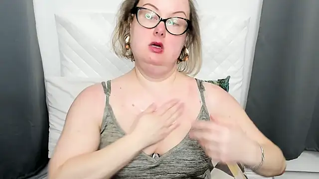 Snapshot of dirtyBonnie chatting on March 16, 5:44 am dirtyBonnie online show from March 16, 5:44 am