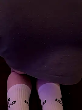 Snapshot of LionBoy1976 chatting on December 4, 2:21 am LionBoy1976 online show from December 4, 2:21 am