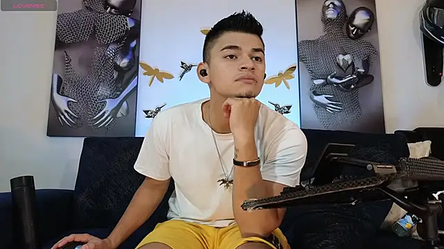 Snapshot of VikoHands chatting on December 3, 1:52 am VikoHands online show from December 3, 1:52 am