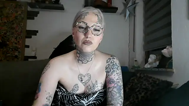 Snapshot of RoxxyInk chatting on April 12, 10:26 pm RoxxyInk online show from April 12, 10:26 pm