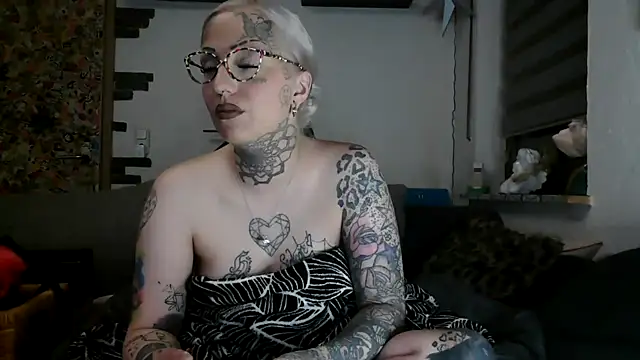 Snapshot of RoxxyInk chatting on April 13, 10:04 pm RoxxyInk online show from April 13, 10:04 pm