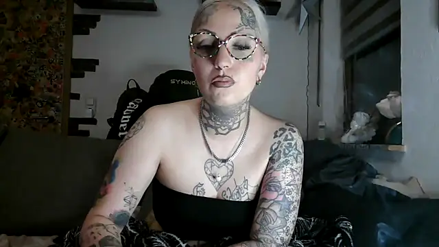 Snapshot of RoxxyInk chatting on April 26, 11:24 pm RoxxyInk online show from April 26, 11:24 pm