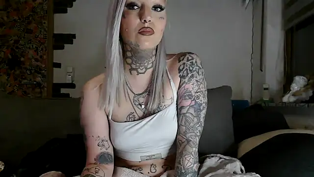 Snapshot of RoxxyInk chatting on April 28, 10:04 pm RoxxyInk online show from April 28, 10:04 pm