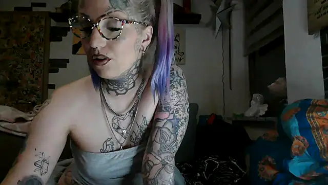 Snapshot of RoxxyInk chatting on May 25, 1:11 am RoxxyInk online show from May 25, 1:11 am