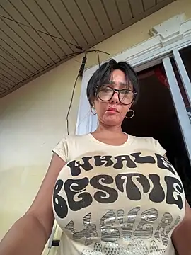 Snapshot of sweetieme chatting on October 19, 12:11 am sweetieme online show from October 19, 12:11 am