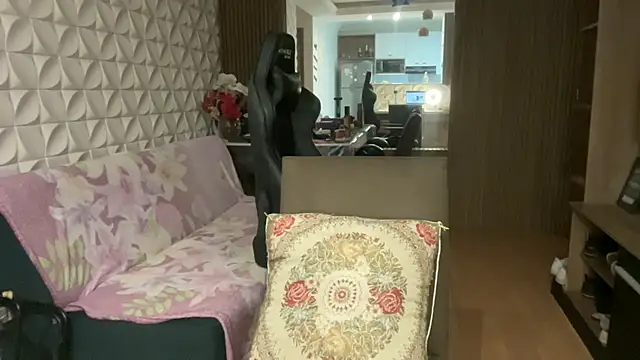 Leilacharlotte online show from May 14, 12:45 pm