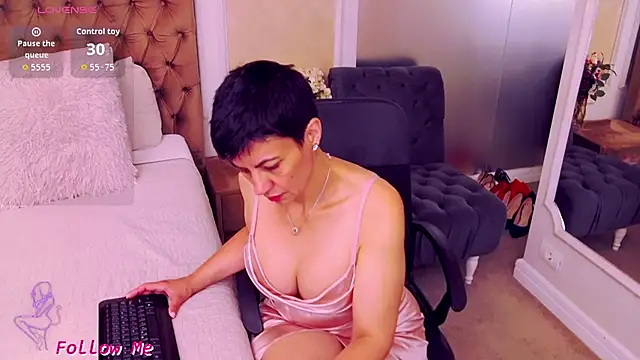 BustyPenellope online show from June 26, 3:22 am