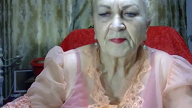 Snapshot of Emma52610 chatting on December 7, 11:18 am Emma52610 online show from December 7, 11:18 am