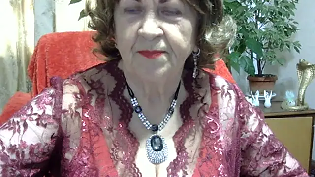 Snapshot of Emma52610 chatting on April 18, 7:34 am Emma52610 online show from April 18, 7:34 am